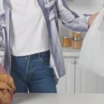 レジ袋とエコバックを持つ女性の画像